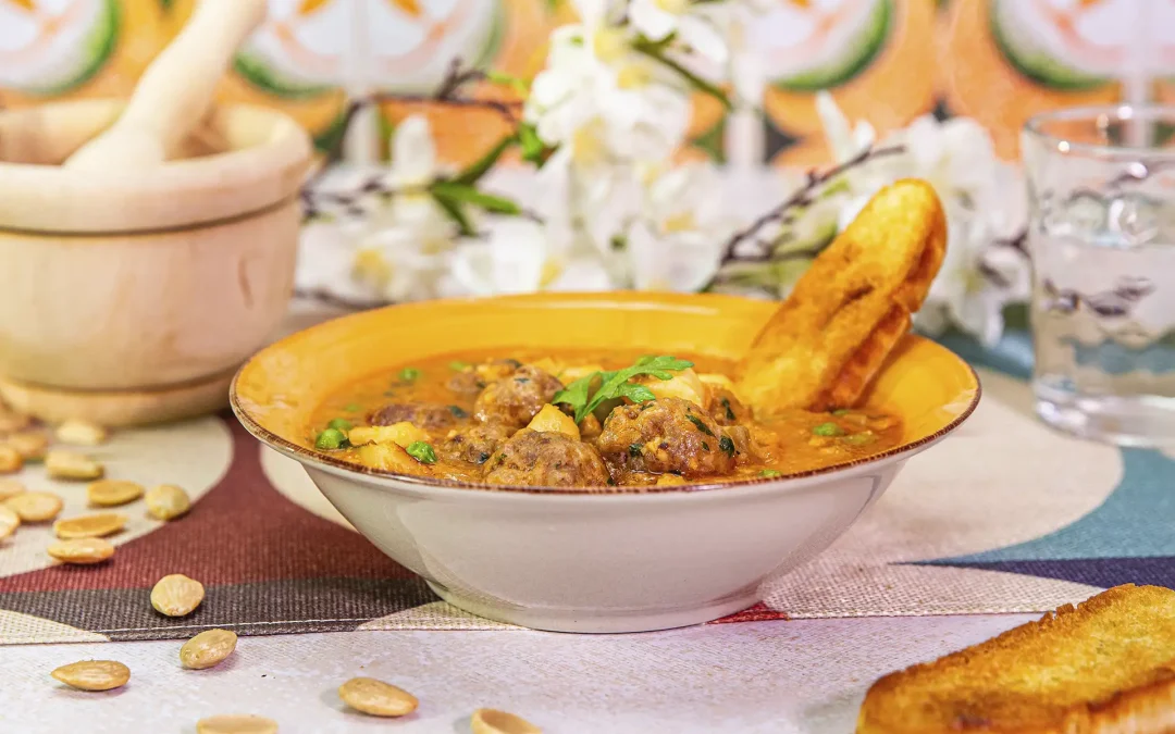Albóndigas con sepia y guisantes