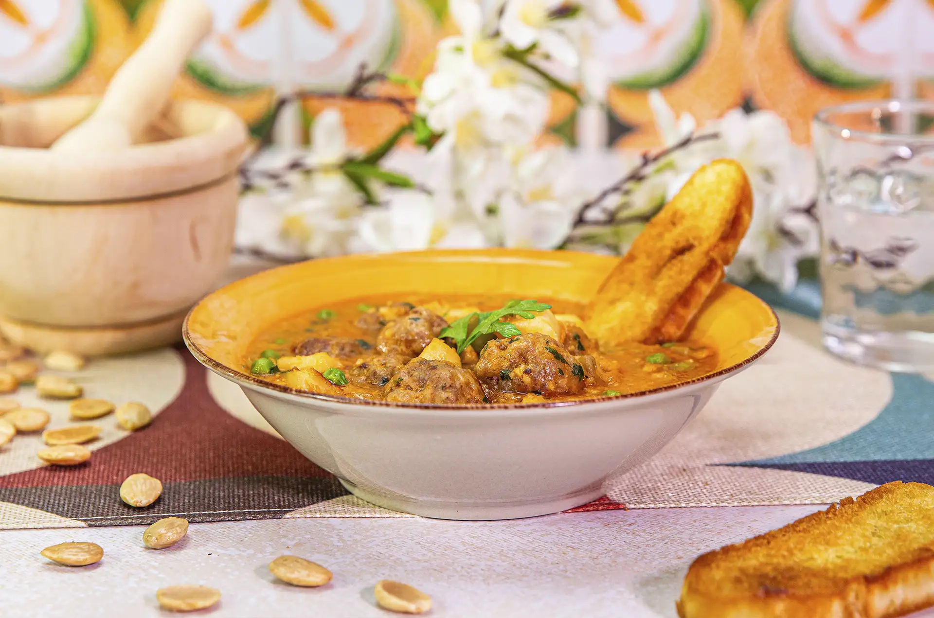 Albóndigas con sepia y guisantes