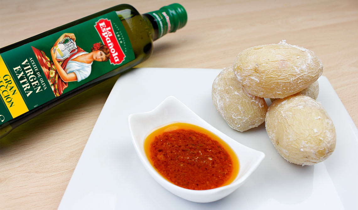 El sabor auténtico de las papas arrugadas canarias con el secreto del mojo picón casero 12 Moncloa Tienes que probarla con el mojo que prefieras