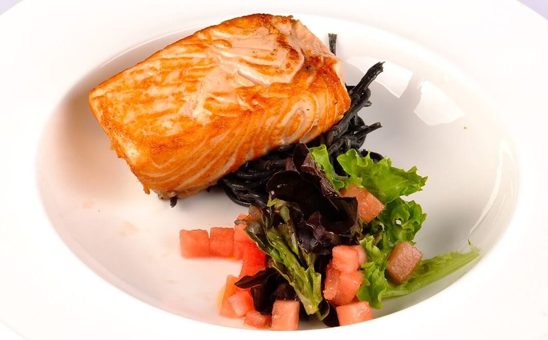 Salmón con ensalada de tomate y pesto