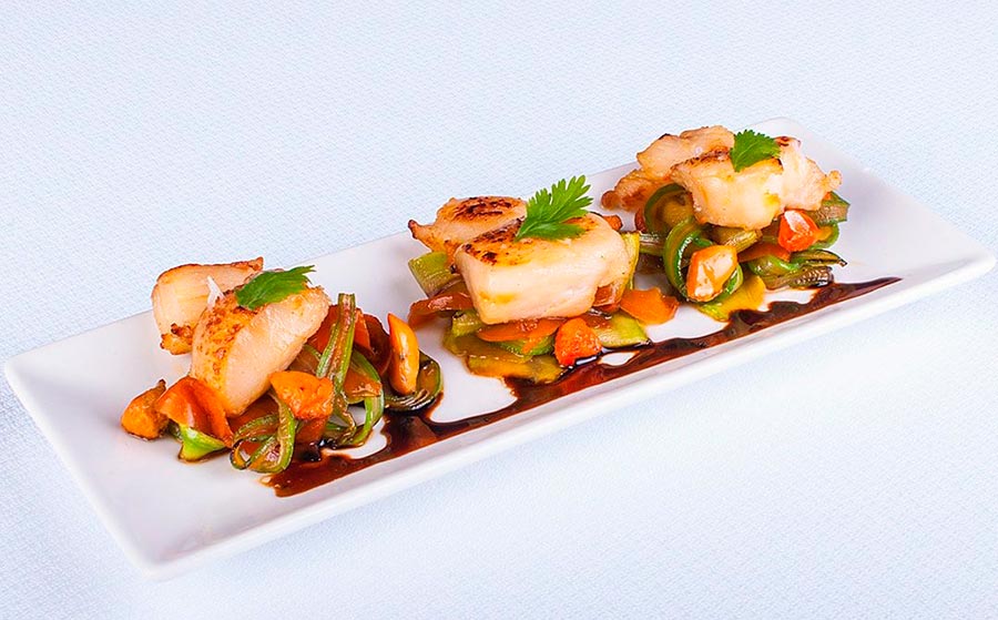 Vieiras, verduras y salsa de ostras