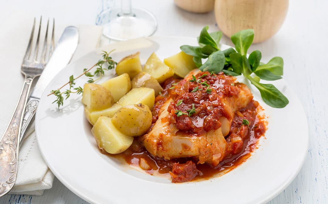 Bacalao con tomate: la receta más fácil de un guiso de pescado de la abuela