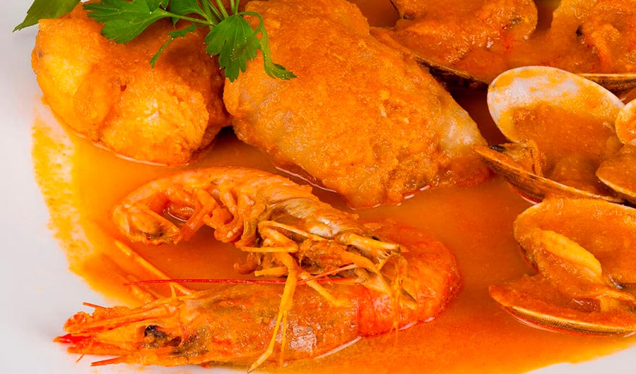 Merluza con almejas y langostinos