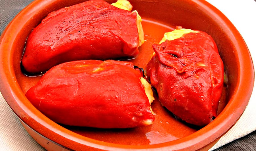 Pimientos del piquillo rellenos de bacalao con salsa