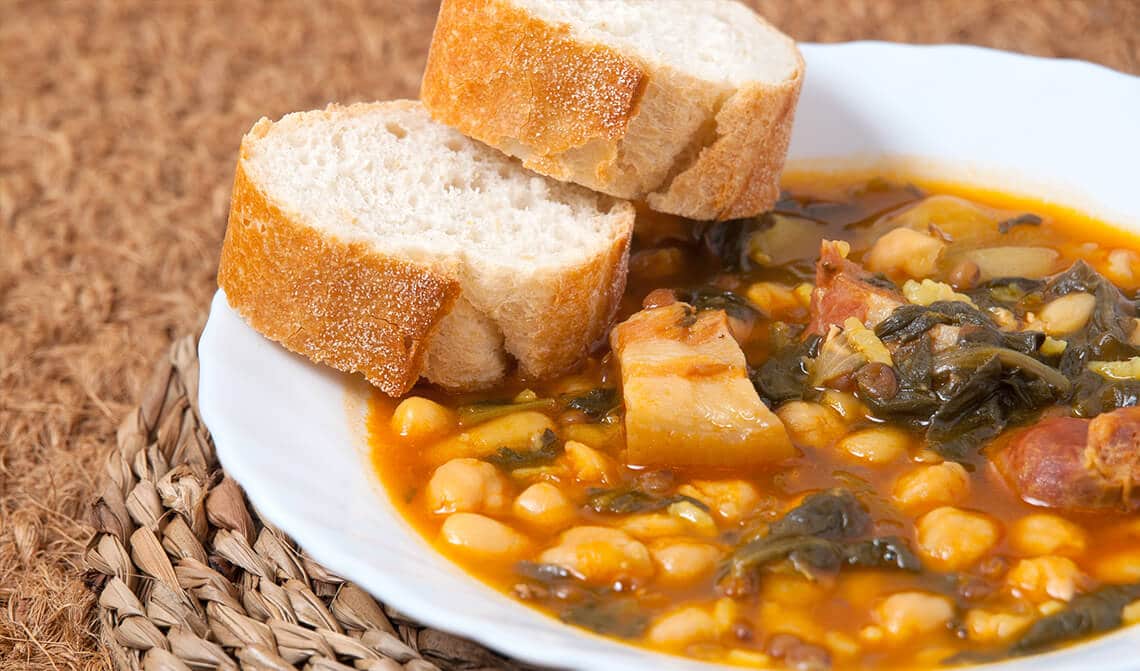 Cocido de garbanzos tradicional, receta para preparar en casa