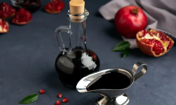 Vinagre de Módena en vaso mostrando su color oscuro característico